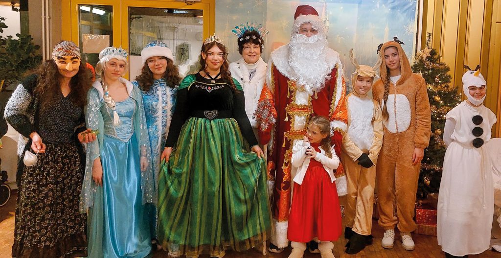 Die Mitwirkenden der Aufführung mit der Projektleiterin Irina Gärtner (5. von links).